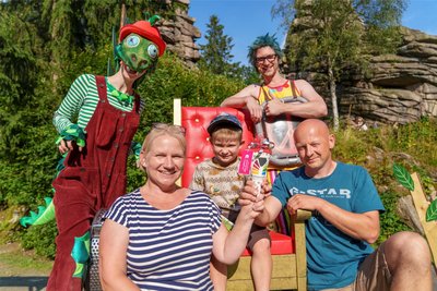 Sie waren beim ersten Schulanfangsfest auf der Freilichtbühne an den Greifensteinen mit dabei: Patricia und Gustav Sonntag und Papa Mario Weißgerber. Da durfte ein Foto mit Ritter Ottokar und Drache Klemens, zwei der Hauptakteure in dem Stück „Drachen haben nichts zu lachen“, natürlich nicht fehlen.