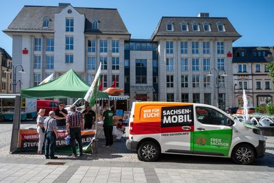 Stefan Hartung mit Wahlkampfstand und Wahlkampfmobil auf dem Altmarkt.