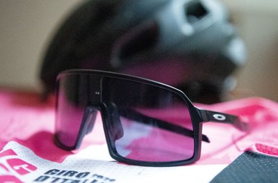 Mehr als nur scharfes Sehen: Sportbrillen sollten bruchsicher und stabil sein, um bei Tempo, Stürzen oder Kontaktsportarten optimal zu schützen.