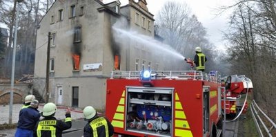 Am 12. Januar kämpften etwa 30 Feuerwehrleute gegen die Flammen im Wohnhaus an der Dresdner Straße in Flöha.