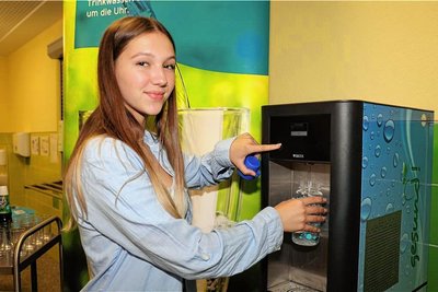 Mia Mages gehörte zu den ersten in der Oberschule Beierfeld, die sich frisches Wasser holten.