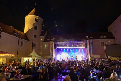 Im Freiberger Schlosshof herrschte beim Taschenlampenkonzert beste Stimmung.