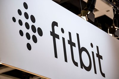 Die Fitness-App von Google heißt jetzt nicht mehr Fitbit, sondern Google Health. Beim Tracker Fitbit Air bleibt der Markenname dagegen erhalten. 