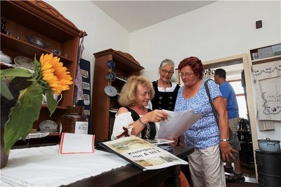 Besucher schauten sich auch im ehemaligen Geburtszimmer um.