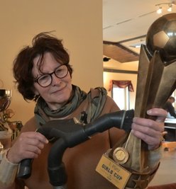 Alles musste nach den Baumaßnahmen in der Mitteldorfer Turnhalle gereinigt werden, auch die Pokalsammlung. Heidemarie Meyer packte mit an.