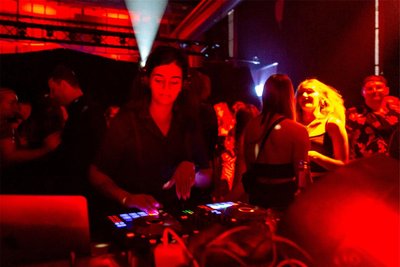 Eine DJane sorgte im "Atomino" für tanzbaren, klubtauglichen Sound.