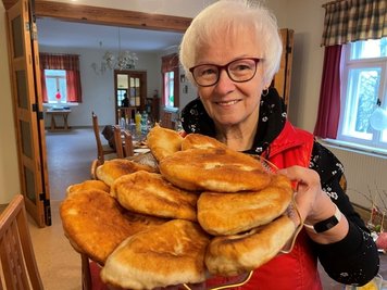 Zum Dank waren die Beckers zum Essen eingeladen. Sylvia Becker zeigt die schmackhaften Piroschki (gefüllte Teigtaschen), die ihnen kredenzt wurden.