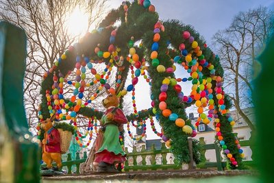 Die Osterkrone auf dem Zöblitzer Markt wurde 2008 als zusätzliche Attraktion für den Ort geschaffene geschaffen. Die Edelstahlkonstruktion besteht aus etwa 1200 bunten, an Girlanden befestigten Kunststoffeiern und einem stehenden Osterhasenpaar. 