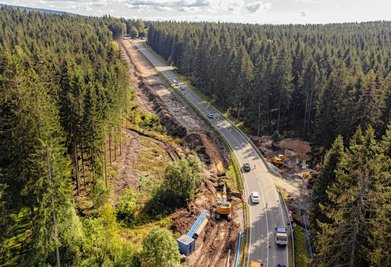 Erst aus der Vogelperspektive wird die Dimension des künftigen Radweges zwischen Muldenberg und dem Schneidersberg bei Klingenthal deutlich.