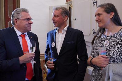 Oberbürgermeister Ruben Gehart (links) im Gespräch mit Matthias von Tettau und seiner Frau Gisela. Er könnte neuer Vorsitzender im Familienverband werden.
