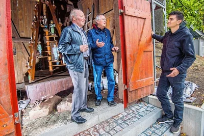 Im Moment dient der historische Schlauchturm von Leukersdorf als Lager, die Gemeinde bewahrt hier die Ortspyramide auf. Der Heimatverein (im Foto von links die Mitglieder Günter Gränitz, Thomas Gruner und Luca Auerswald) wollen einen Hingucker aus dem Turm und auch das Innere nutzbar machen. 