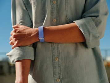 Minimalismus ist Trumpf: Das Fitbit Air ist ein schlichtes Armband, das im Hintergrund unauffällig und fleißig Vitaldaten sammeln.