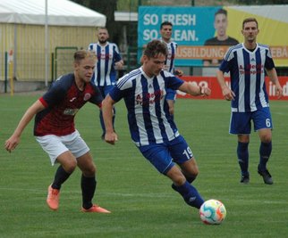 Christian Schmidt (r.) von Germania Mittweida hat sich inzwischen in die Stammelf gespielt. Bei der Partie in Hausdorf wurde ein Treffer von ihm nicht anerkannt, da der gegnerische Torwart beim Zweikampf eine Hand auf den Ball gelegt haben soll. Darüber gab es auf den Trainerbänken unterschiedliche Auffassungen - es wäre der zwischenzeitliche Ausgleich gewesen. 