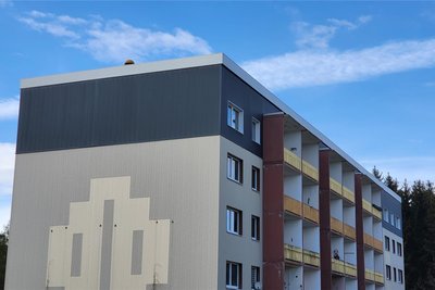 Die Kunststoffauflagen der Häuser in der Mittelstadt sind in der Sonne ausgedorrt. Sie lösen sich und bieten Wind und Regen Angriffsflächen.