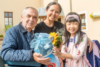 Ein besonderes Erlebnis war der Schulanfang auch für die achtjährige Anh Thu aus Olbernhau. Sie hat ihn gemeinsam mit ihrem Opa Wilhelm Schlax und Oma Thi Ai Phi Le gefeiert. Ab Montag besucht Anh Thu die Grundschule in Blumenau.