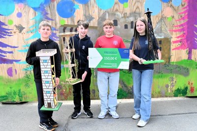 Klym, Lennard, Matteo und Alina mit ihren Turmkreationen.