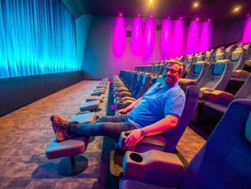 Hendrik Pelzer betreibt das Nickel-Odeon in Aue. Er freut sich auf den Neustart, dann in einem komplett umgebauten Kinosaal. 