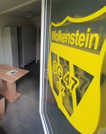 Auch der neue Raum für die Schiedsrichter ist fertig - samt Vereinslogo.