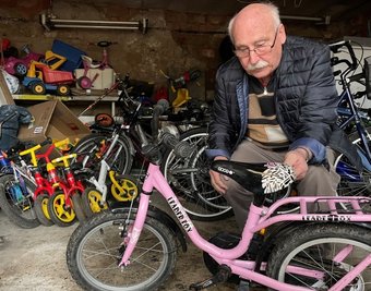 Manfred Becker hat für die Flüchtlingskinder aus der Ukraine gebrauchte Fahrräder besorgt und flott gemacht. 