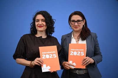 Eva Andrades vom Antidiskriminierungsverband präsentierte den Jahresbericht gemeinsam mit Ataman. 