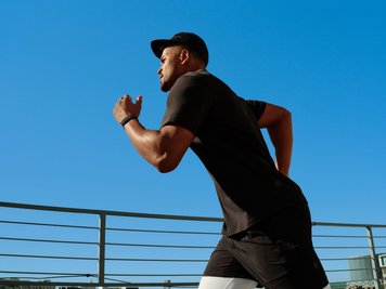 Um Ausdauer geht's nicht nur beim Fitnesstraining, sondern auch beim Fitnessband: Das Fitbit Air kommt mit einer Akkuladung problemlos über eine ganze Woche, bei sparsamer Nutzung sind sogar bis zu 15 Tage drin. 
