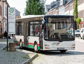 Ein Bus der Rochlitzer Stadtlinie an der Haltestelle Rathausstraße. Die Buslinie soll an noch mehr Stellen als bislang halten. Bevor das erprobt wird, erfolgen aber erst Bauarbeiten.
