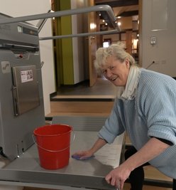Bärbel Steyer rückt unter anderem dem entstandenen Bauschmutz am neu eingebauten Treppenlift zu Leibe. 