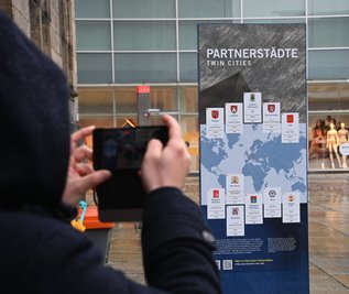 Die Info-Stele zu Partnerstädten ist die erste der Stadt mit Blindenschrift. 