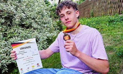 Stolz präsentiert Arno Börner die Bronzemedaille, die er 2022 bei der Deutschen Meisterschaft im Gewichtheben gewonnen hat. 