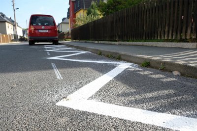 Straßenmarkierungen (Symbolfoto) sind für Verkehrsteilnehmer wichtig. Adorf gibt dafür 14.500 Euro aus.