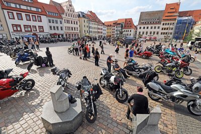 Beim Benefiz-Biker-Treffen für die Deutsche Krebshilfe war der Freiberger Obermarkt gut gefüllt. 