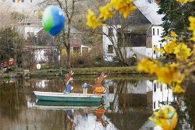 In Weißbach kommt der Osterhase mit dem Boot. Seit drei Jahren schmückt der Heimatverein das Areal um und auf einen der Dorfteiche. 