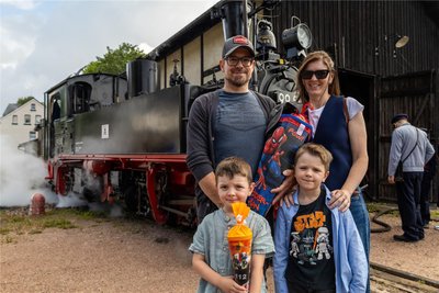 Schulanfänger Charlie aus Plauen war am Sonntag mit seinem Bruder James und seinen Eltern Christian und Kathryn Horn mit der Museumsbahn in Schönheide unterwegs.