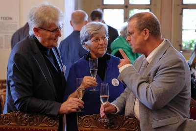 Christoph Weigel mit seiner Partnerin Agnes im Gespräch mit Michael von Tettau (rechts)