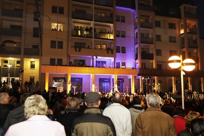 Zum Klassik-Open-Air-Konzert am Samstagabend in Plauen spielten Musiker teilweise auf Balkonen von Privatwohnungen.