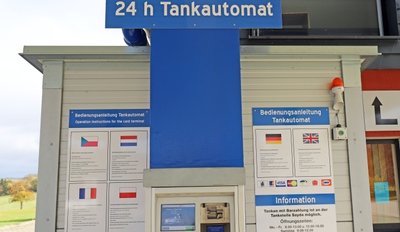 Die letzte Tankstelle auf deutscher Seite in Richtung tschechische Grenze ist ein Tank-Automat in Clausnitz. Hier kostete der Liter Super E5 am Vergleichstag 1,69 Euro.
