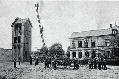 Eine historische Postkarte von 1927. Sie wirbt für den Feuerwehrverbandstag in Leukersdorf und zeigt den Turm in seiner ursprünglichen Gestalt.