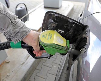 Am Wochenende nutzen vor allem Ausflügler die Gelegenheit, in Tschechien ihr Auto vollzutanken. Die Preise sind dort noch deutlich günstiger als in Deutschland.