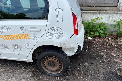 Ein Fahrzeug eines Pizzadienstes wurde am Heck beschädigt.