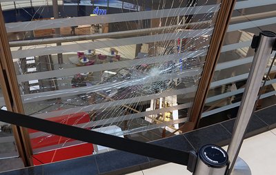 Ein Mann hat am Dienstag in der Galerie Roter Turm mehrere Pflastersteine geworfen, wodurch eine Glasscheibe zu Bruch ging.