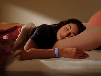 Schlafphasen erkennt das Fitbit Air sehr präzise. Ein echtes Highlight ist der integrierte Schlafphasenwecker, der einen in einer leichten Schlafphase aufweckt.