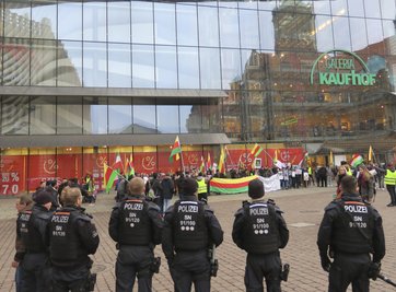 Die Demonstranten richteten einen Friedens-Appell an die Welt.