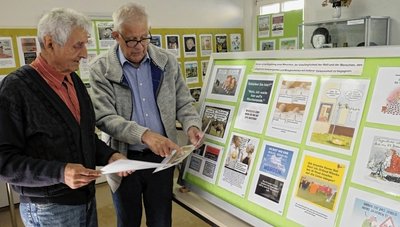 Falk Naumann (links) und Wolfgang Weber wählen die letzten der insgesamt 120 Karikaturen aus, die in der neuen Ausstellung im einstigen Jugendklub am Rathaus Netzschkau zu sehen sein werden. 