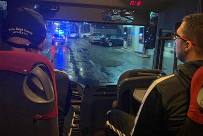 Mit Polizeieskorte zum Spiel: die Niners mit Cheftrainer Rodrgo Pastore (links) und Co-Trainer Gjorgi Kochov. 