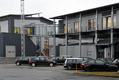 Der Bassgitarrenhersteller Warwick (im Foto der Firmensitz) will eine freistehende Fotovoltaikanlage bauen.