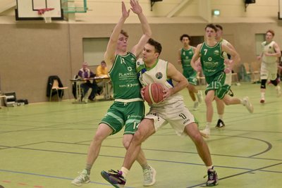 Der Zwickauer Leon-Bastian Lath (am Ball) erzielte am Samstagabend gegen Leipzig 20 Punkte und war zweitbester Werfer der Gastgeber. Die wichtigsten drei verbuchte er 31 Sekunden vor Schluss und sicherte den Baskets den Heimsieg.