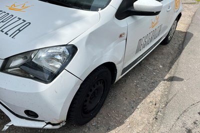 Ein zweites Pizza-Auto wurde vorn links in Mitleidenschaft gezogen.