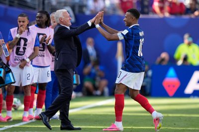 Erfolgstrainer und Starstürmer: Didier Deschamps (l.) und Kylian Mbappé.