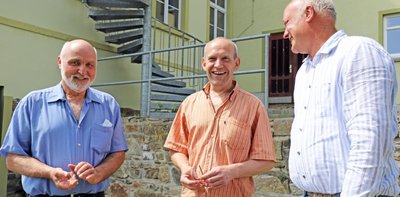 Zufrieden mit der Renaturierung: Christoph Weidensdorfer, Holger Schön und Marco Breiding (v.l.) trafen sich an der Grünen Schule grenzenlos in Zethau. 