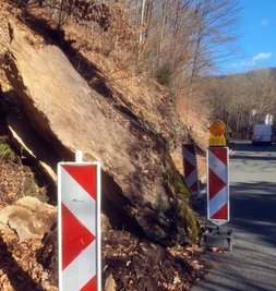 Dieser Felsbrocken hatte die Weißbacher Straße in Wilischthal einge- engt.